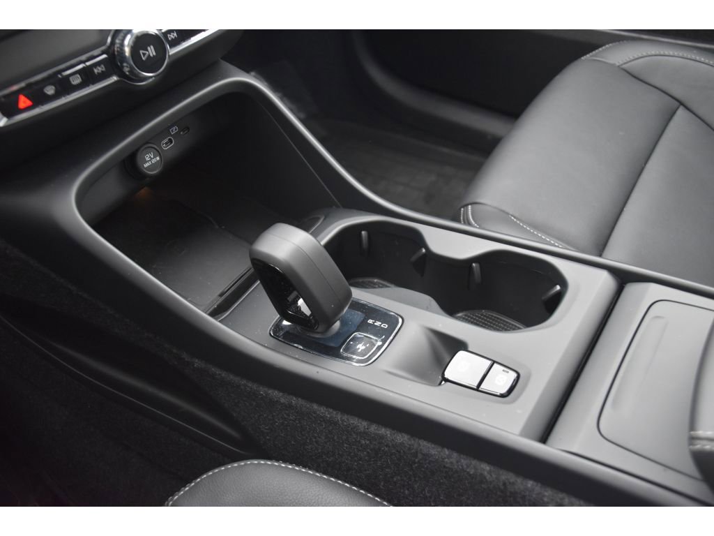 Certified 2025 Volvo XC40 B5 Core w/ Protection Package Premier image 32