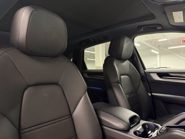 Certified 2025 Porsche Cayenne E-Hybrid w/ Premium Package Plus AWD/4WD image 32