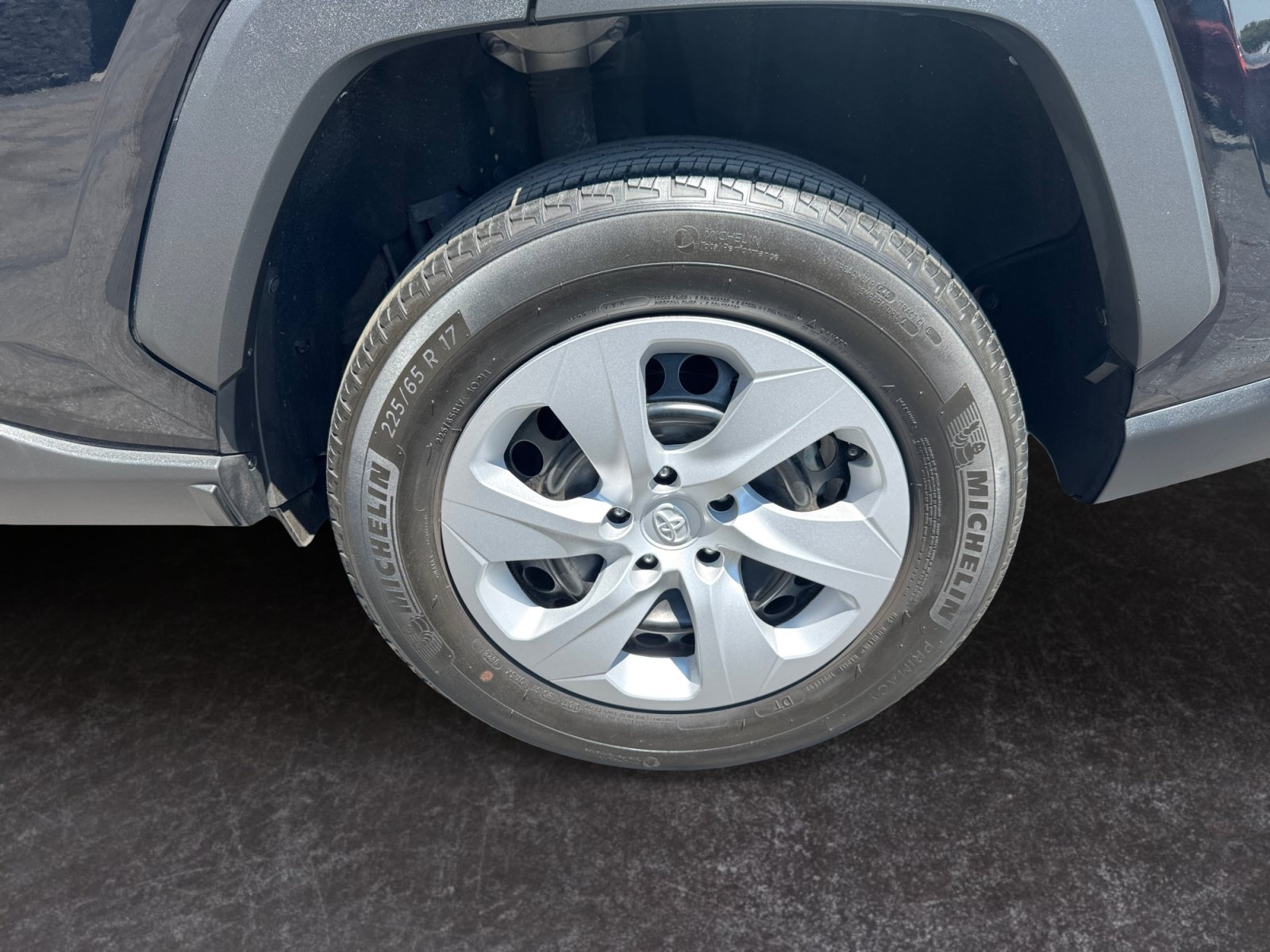 Used 2022 Toyota RAV4 LE FWD image 14