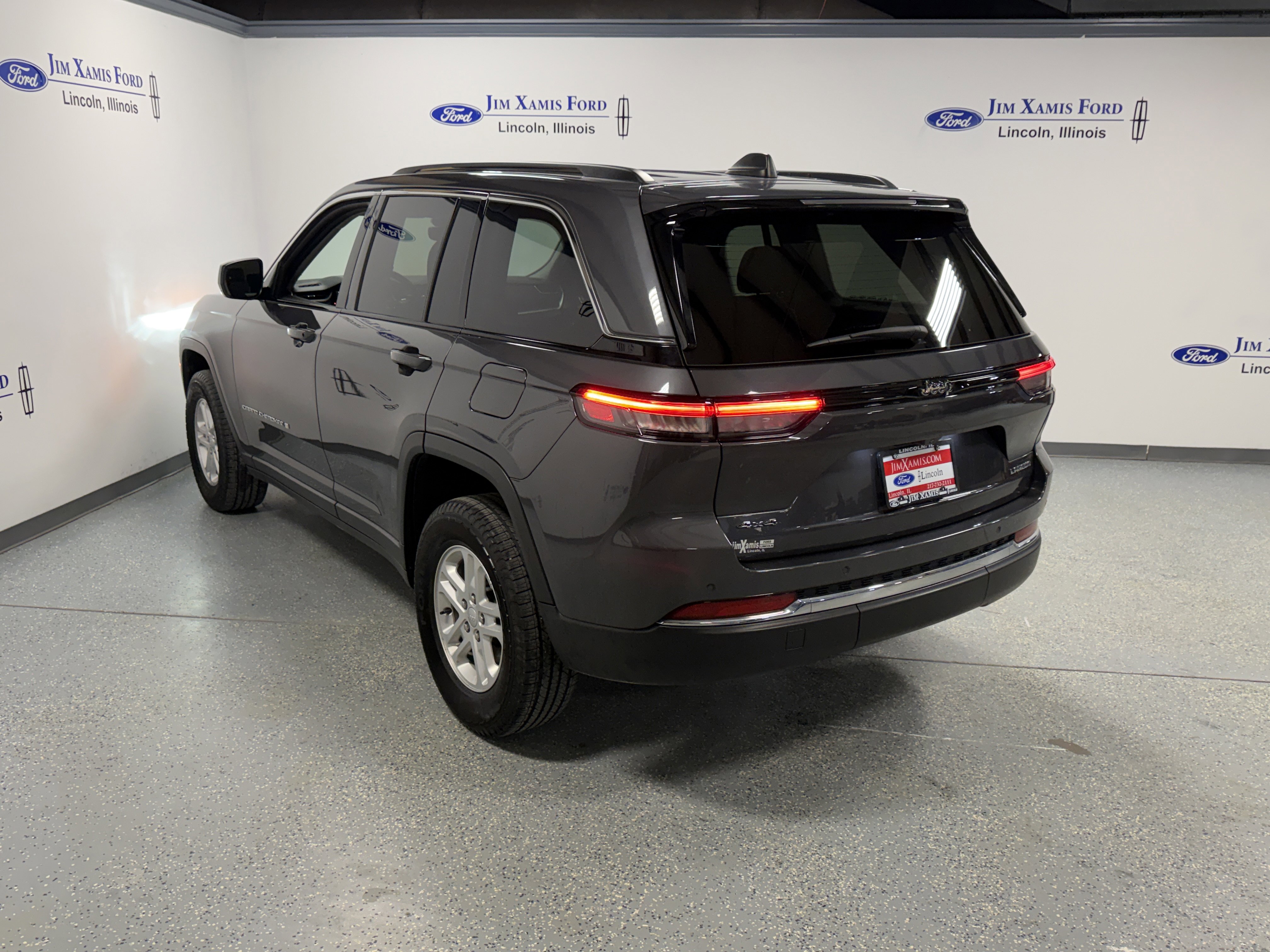 Used 2023 Jeep Grand Cherokee Laredo image 4