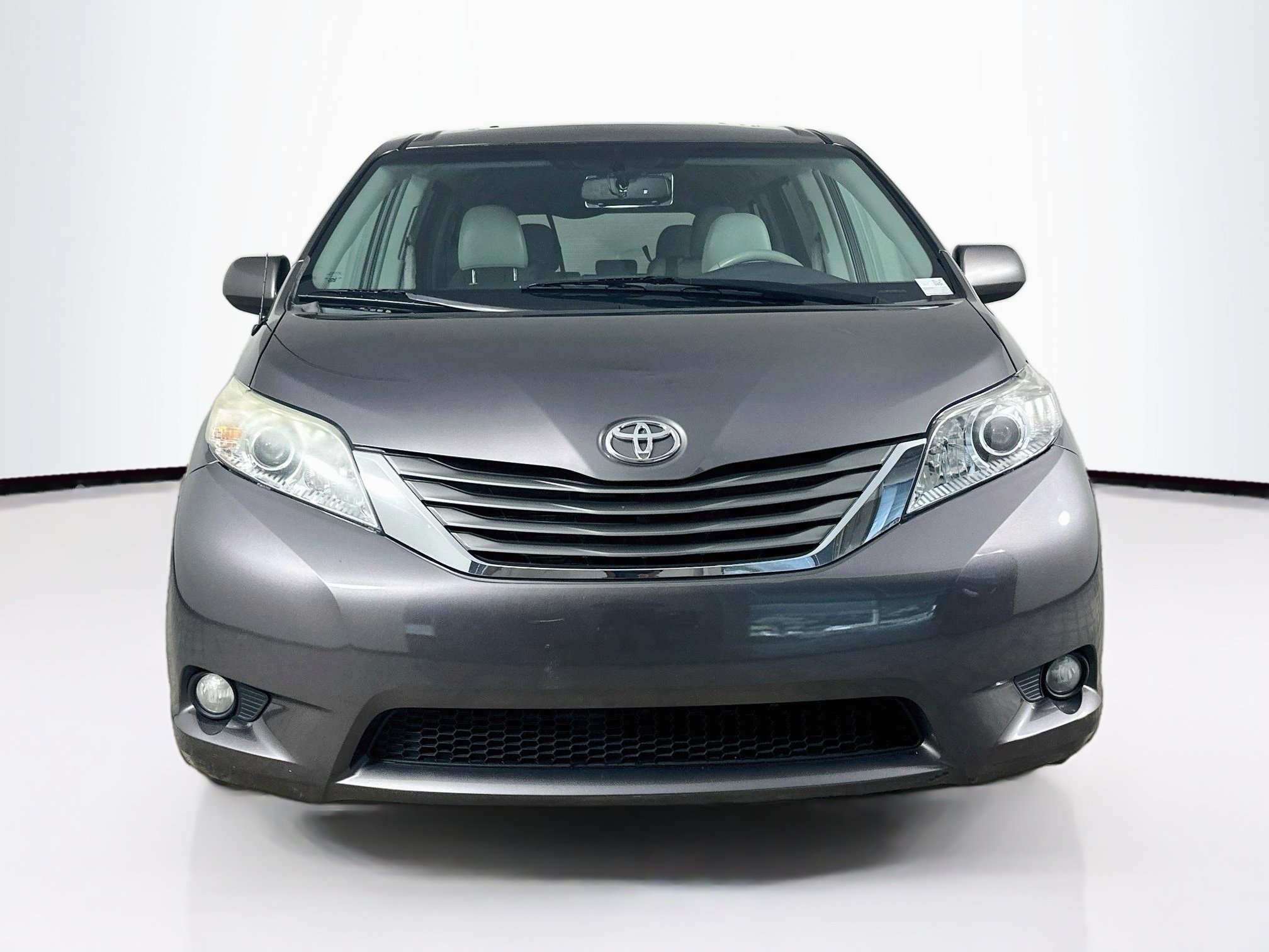 Used 2013 Toyota Sienna XLE FWD image 2