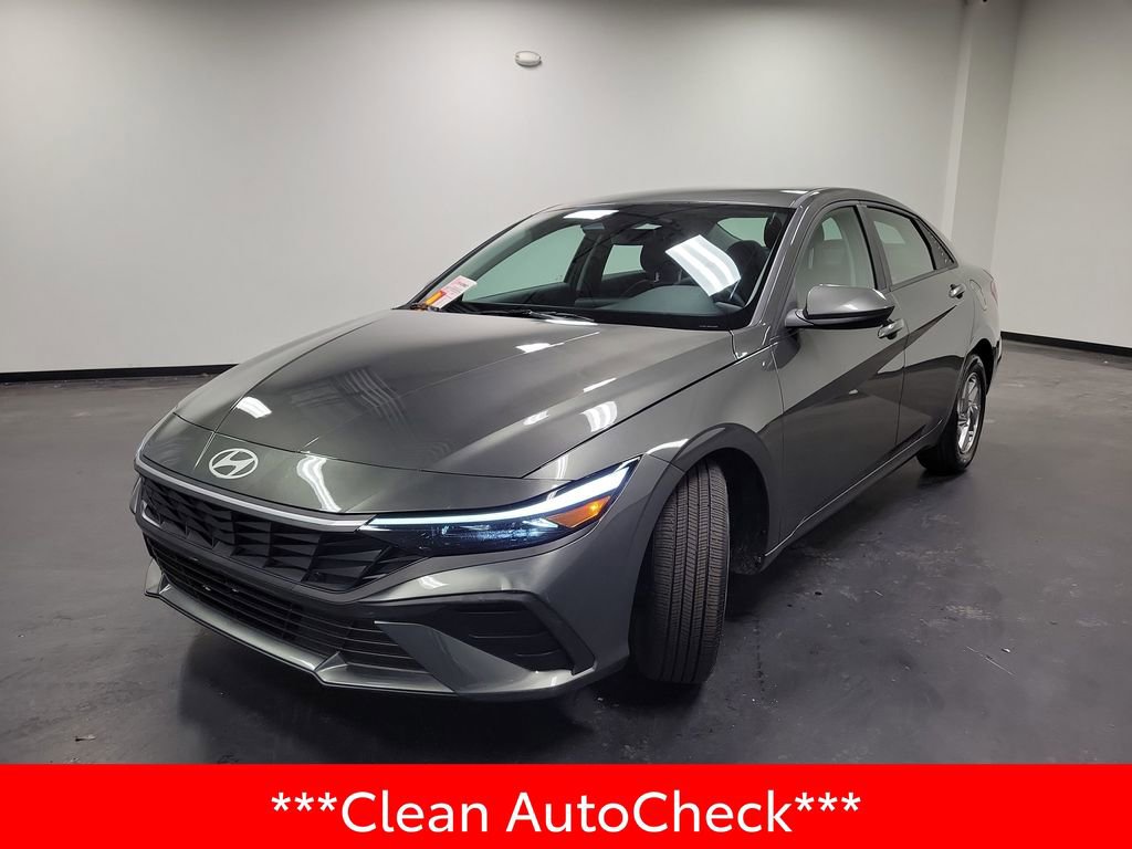 Used 2025 Hyundai Elantra SE image 4