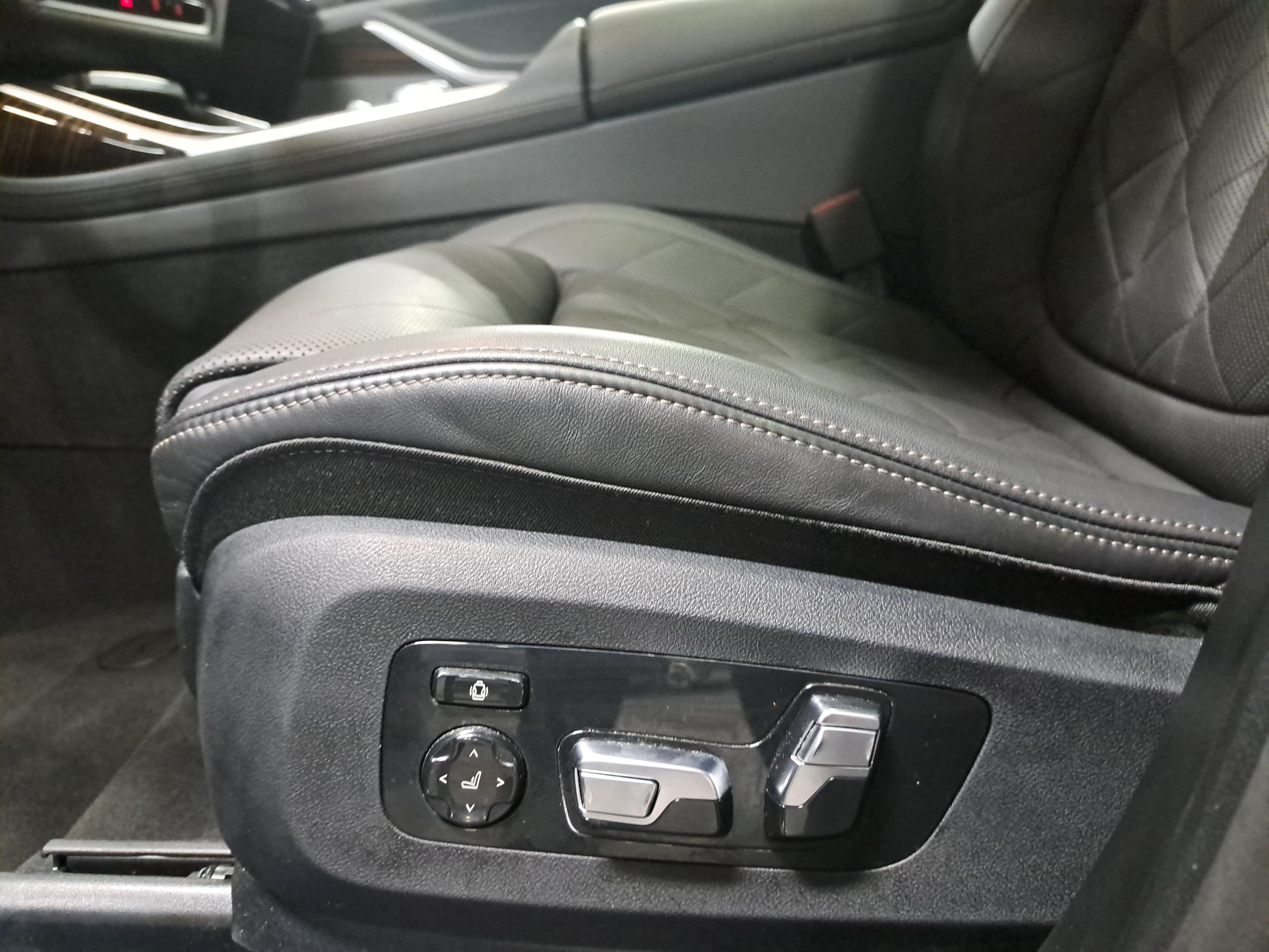 Used 2025 BMW X7 xDrive40i w/ Premium Package AWD/4WD image 31
