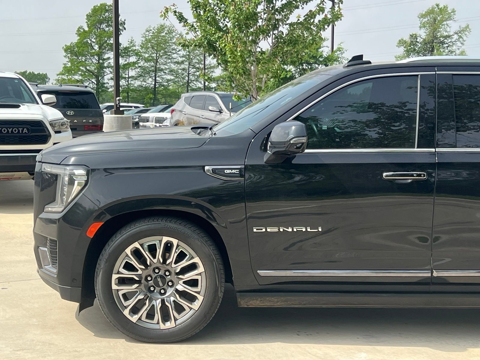 Used 2023 GMC Yukon Denali Ultimate AWD/4WD image 7