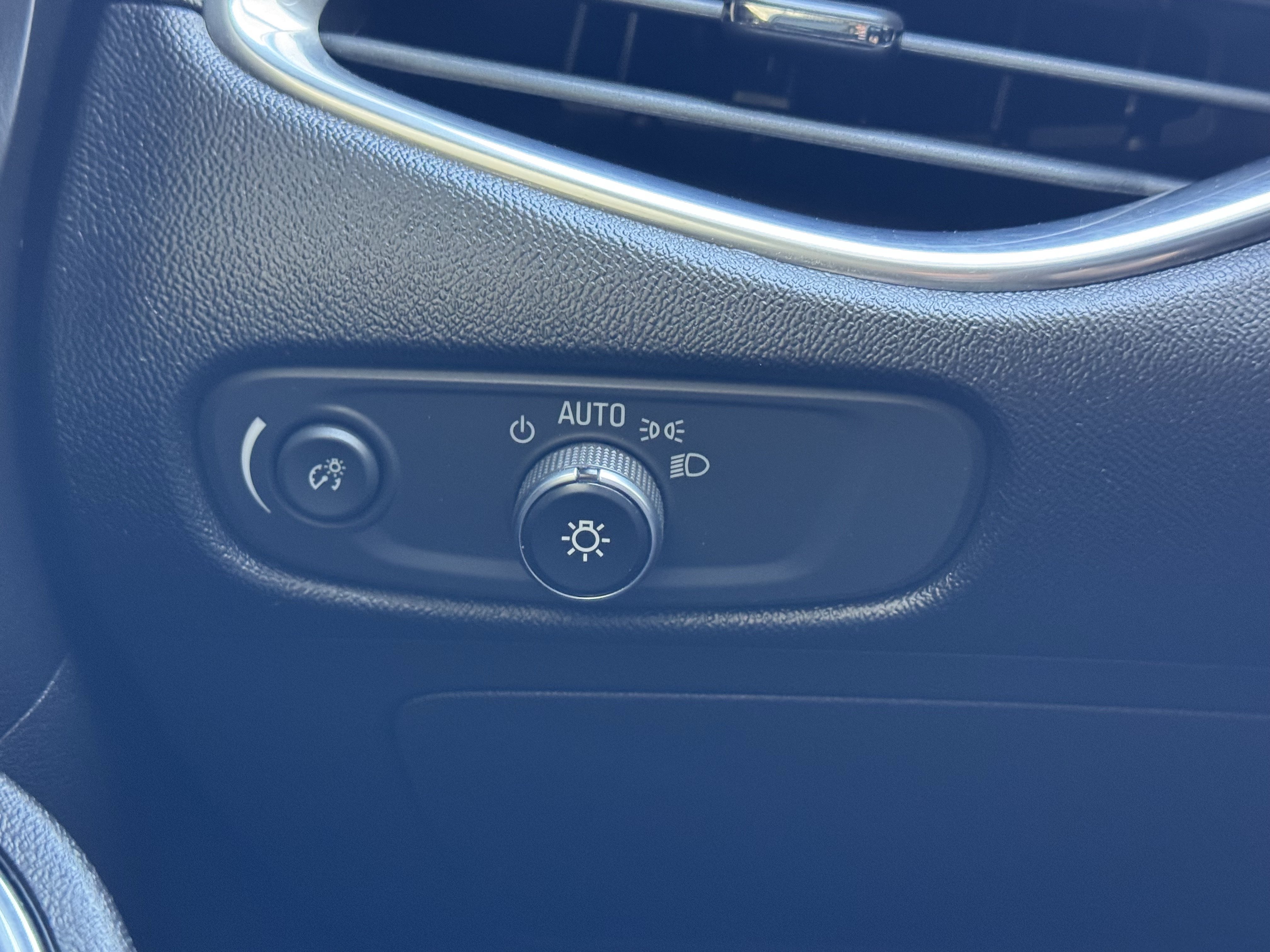 Certified 2018 Chevrolet Malibu LT FWD image 31