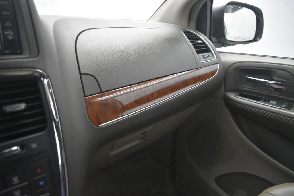 Used 2015 Chrysler Town & Country Touring w/ Driver Convenience Group image 40