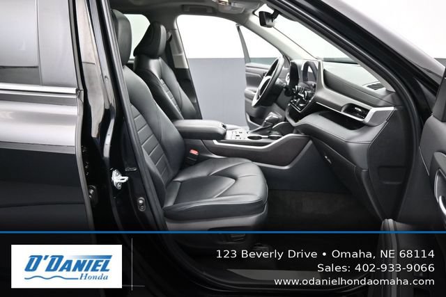 Used 2023 Toyota Highlander XLE AWD/4WD image 45
