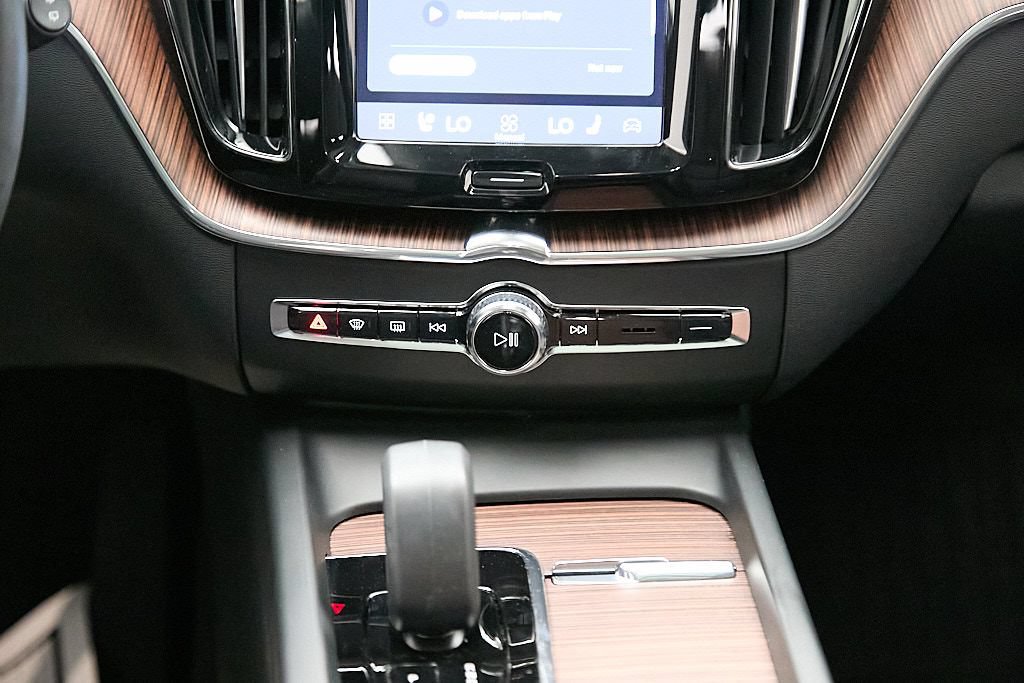 Certified 2024 Volvo XC60 B5 Plus w/ Protection Package Premier AWD/4WD image 27