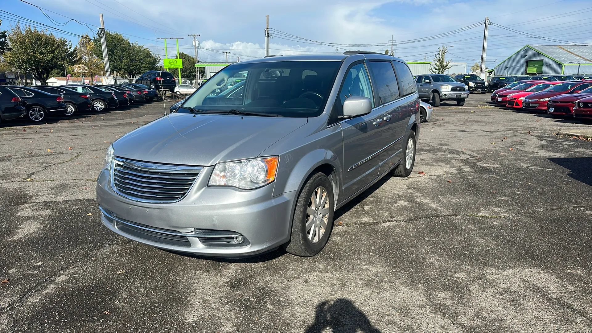 Used 2016 Chrysler Town & Country Touring FWD image 1