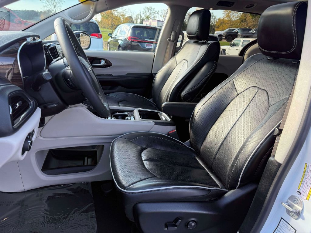 Used 2023 Chrysler Pacifica Limited FWD image 16
