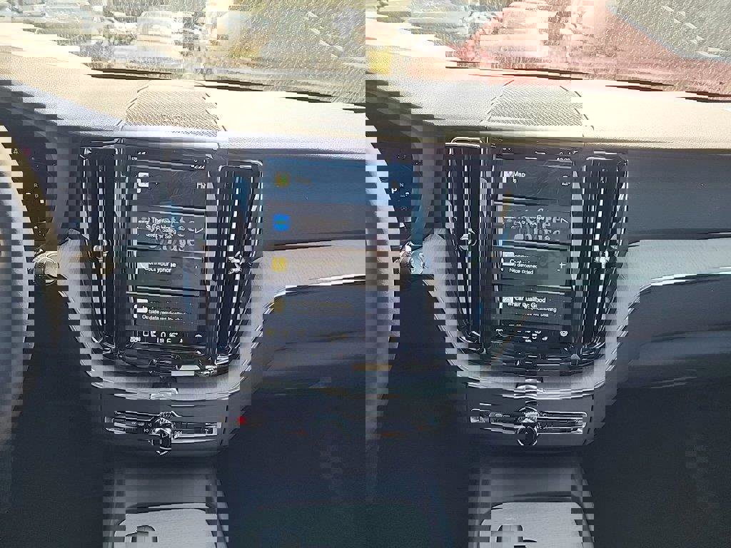 Used 2025 Volvo XC60 B5 Plus w/ Protection Package Premier image 9