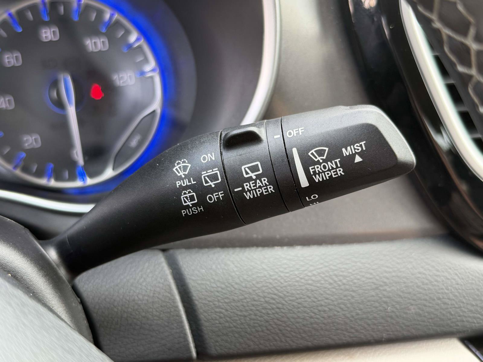 Used 2023 Chrysler Pacifica Touring-L FWD image 18