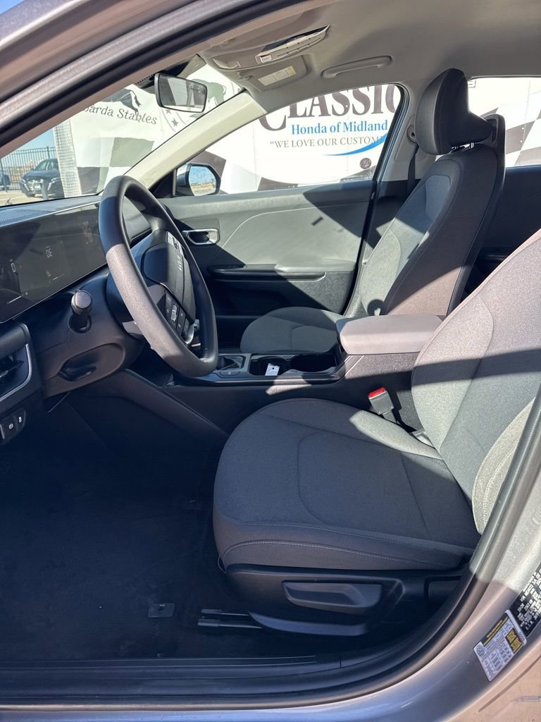 Used 2025 Kia K4 LXS image 12