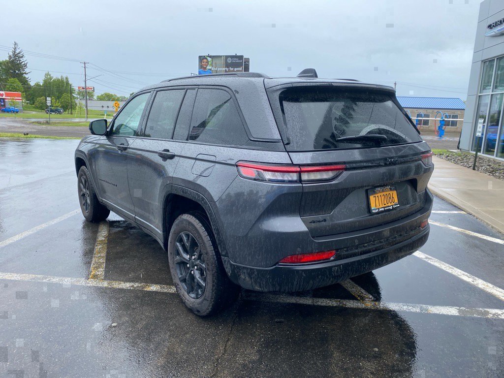 Used 2024 Jeep Grand Cherokee Altitude image 3