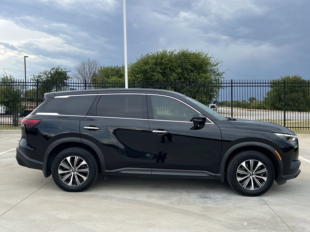 Used 2023 INFINITI QX60 Pure FWD image 3