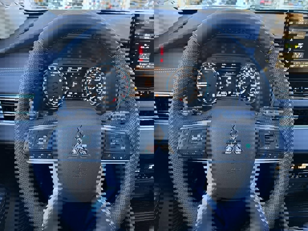 New 2025 Mitsubishi Outlander SE image 15