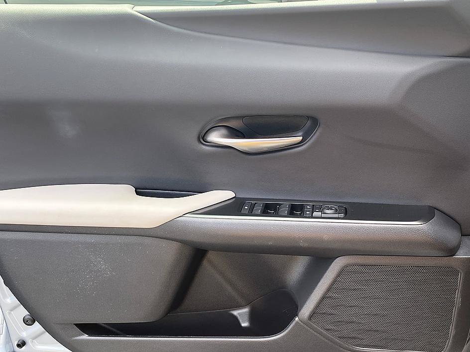 Used 2025 Lexus UX 300h FWD image 8