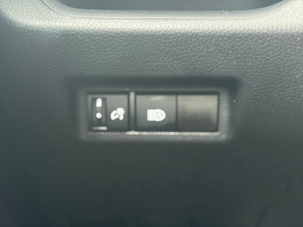 Used 2025 Toyota RAV4 LE AWD/4WD image 30