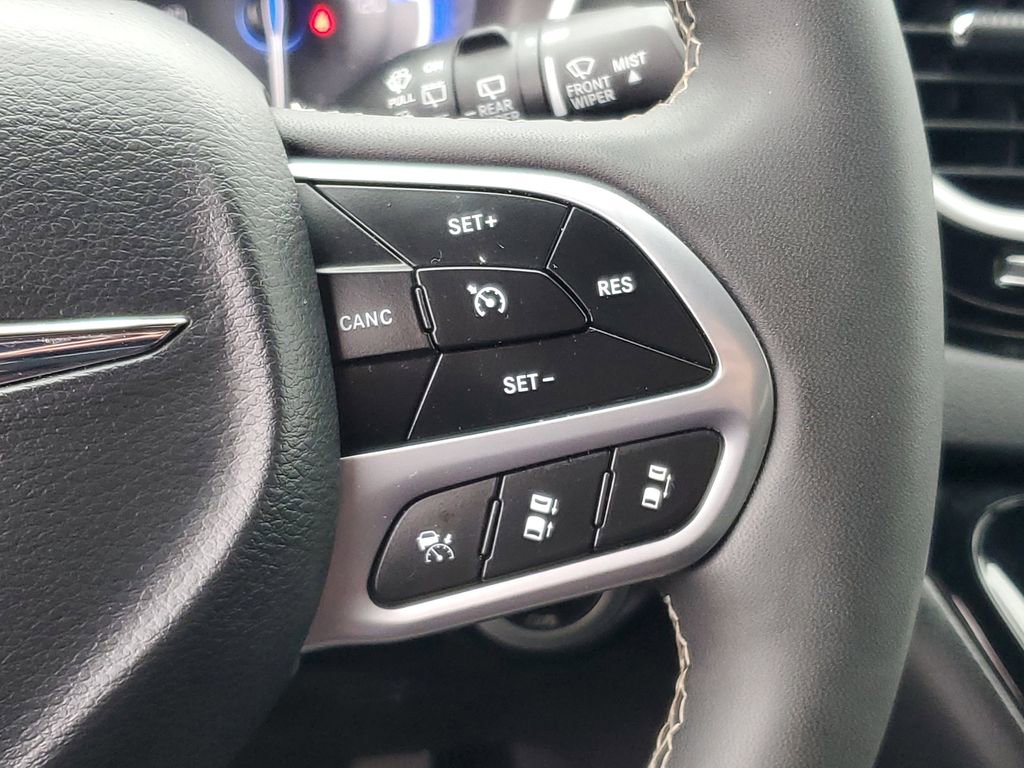 Used 2025 Chrysler Pacifica Select image 17