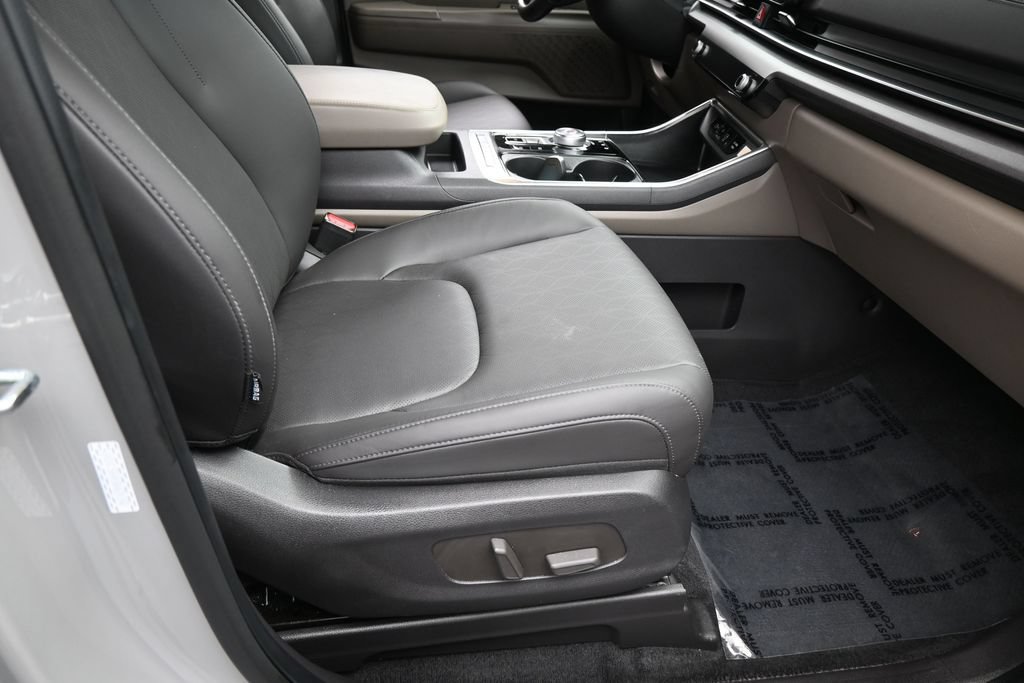 Used 2025 Kia Carnival EX FWD image 49