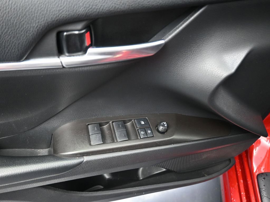 Used 2021 Toyota Camry SE image 6