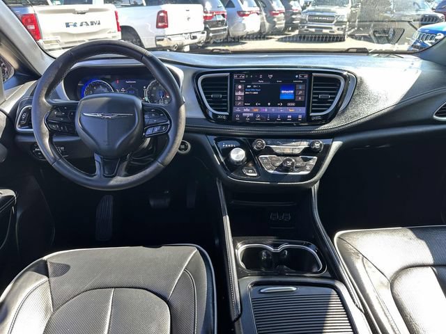 Used 2025 Chrysler Pacifica Limited FWD image 8
