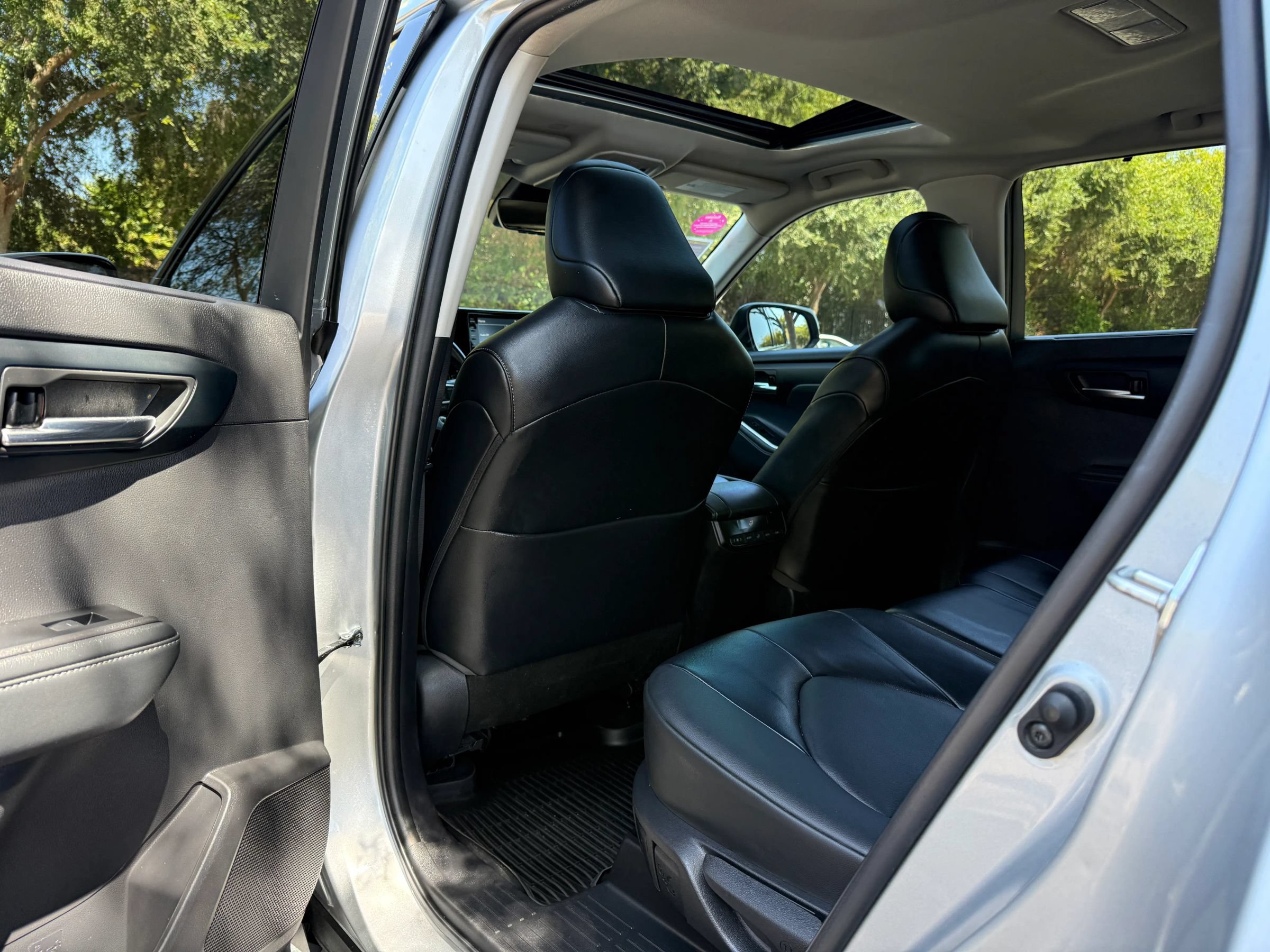 Used 2022 Toyota Highlander XLE FWD image 18
