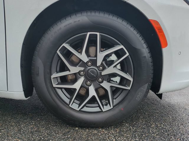 New 2027 Chrysler Pacifica Limited FWD image 11