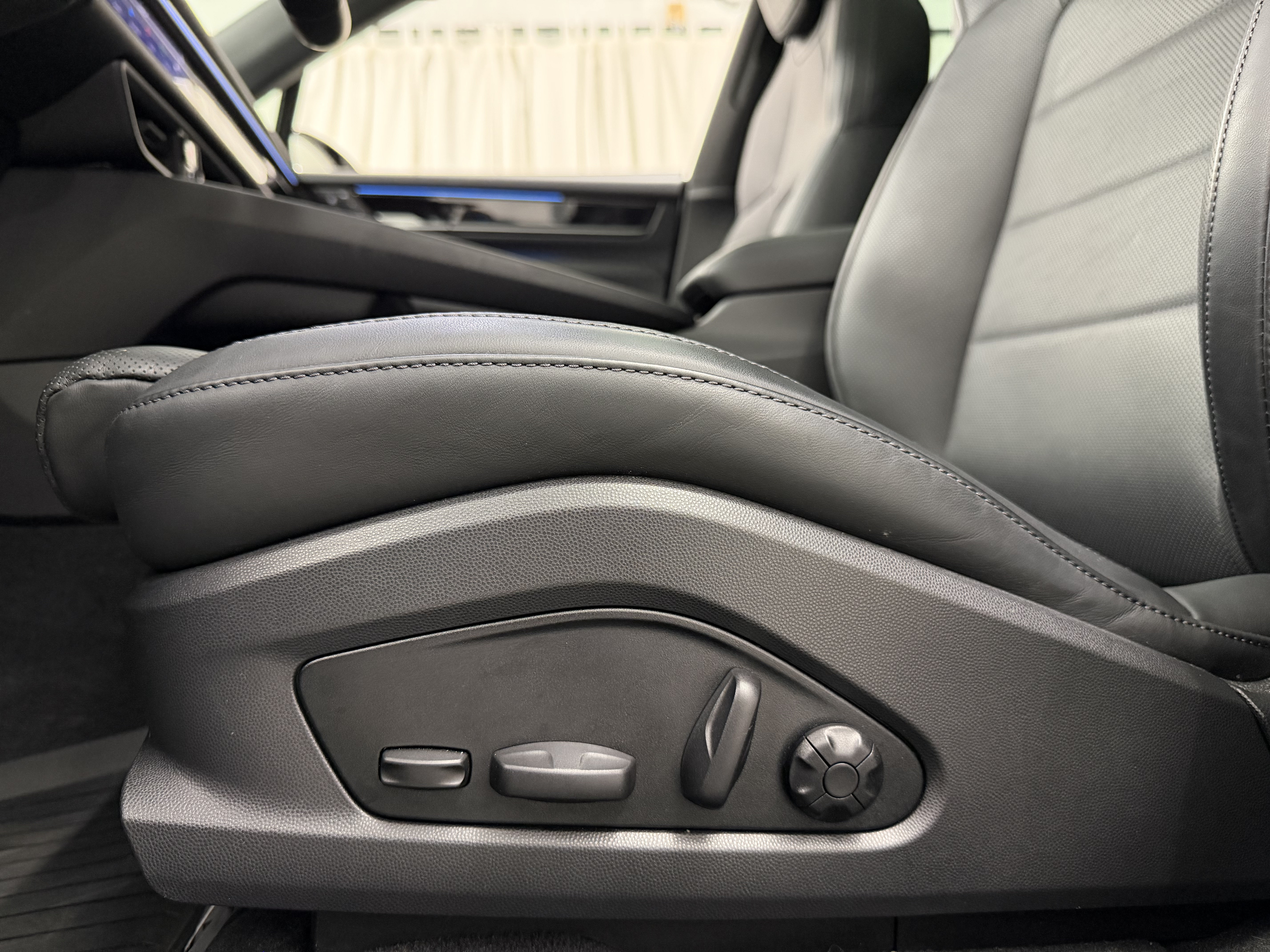 Certified 2025 Porsche Macan Electric RWD image 32