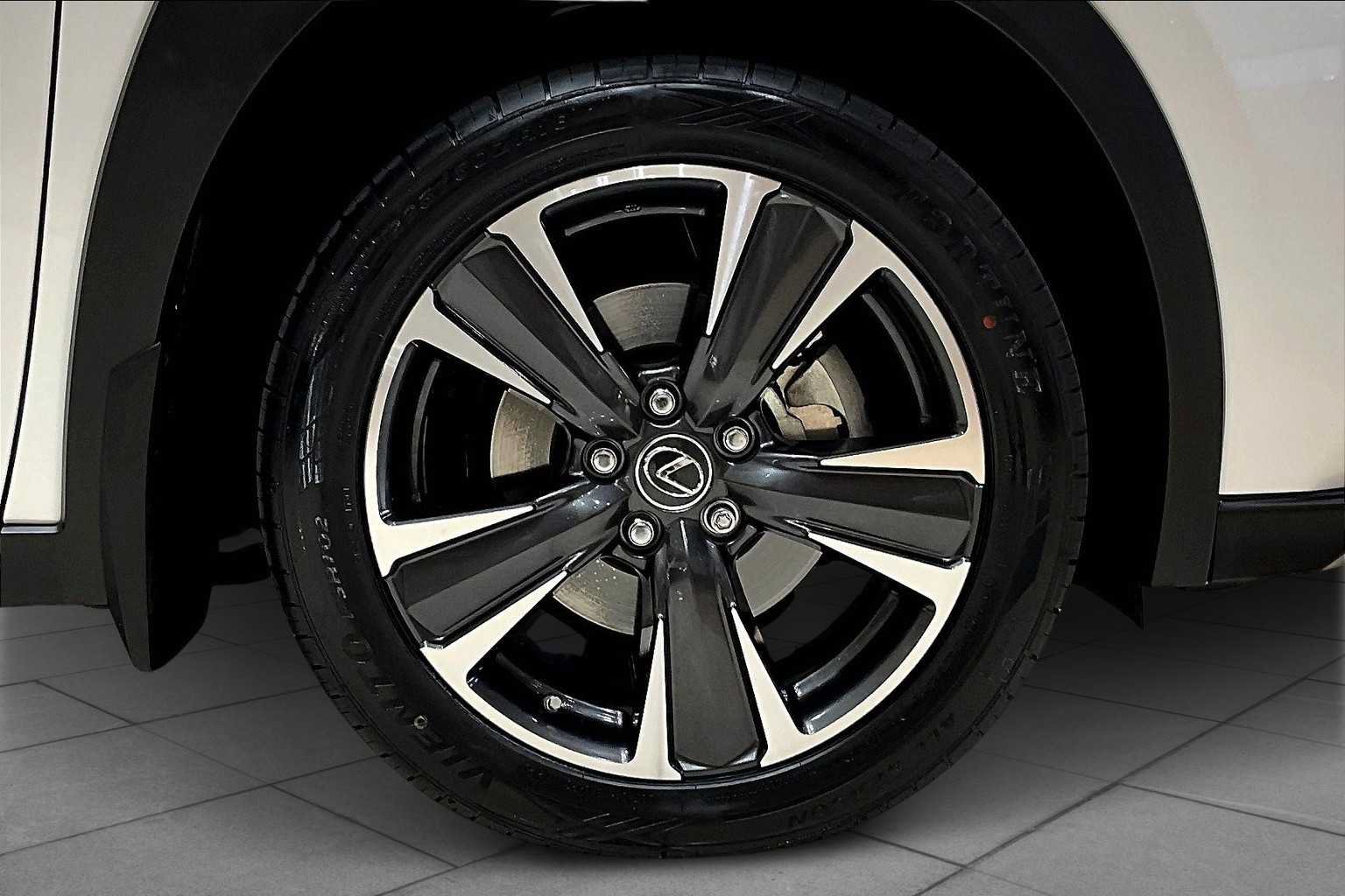 Used 2022 Lexus UX 200 w/ Accessory Package (Z1) FWD image 10