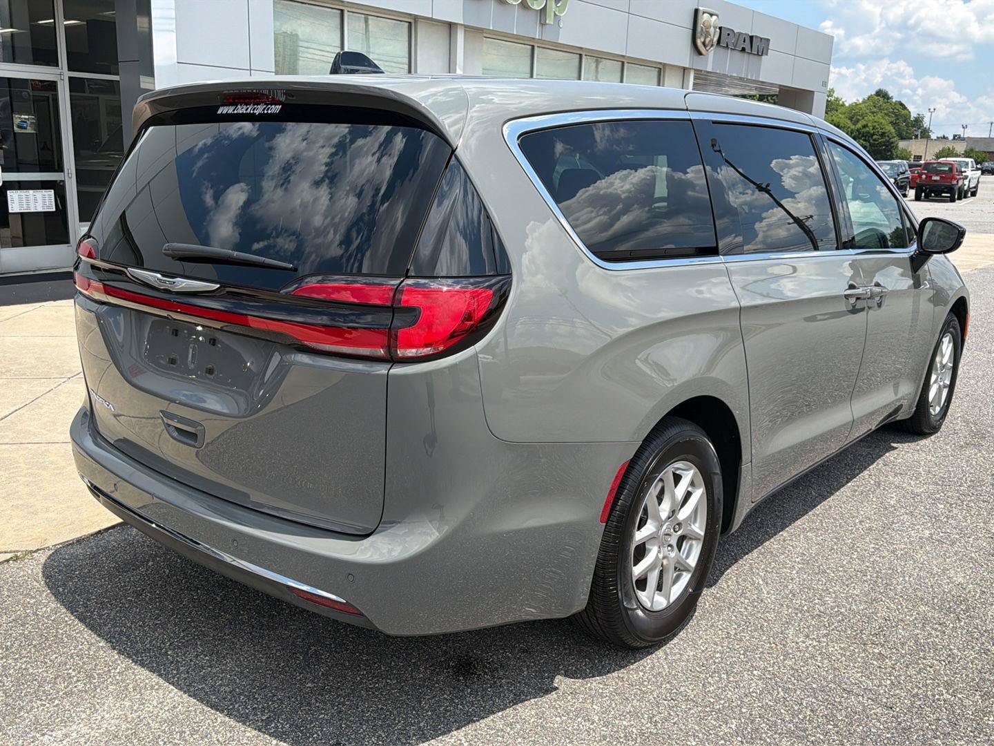 Certified 2025 Chrysler Pacifica Select FWD image 9