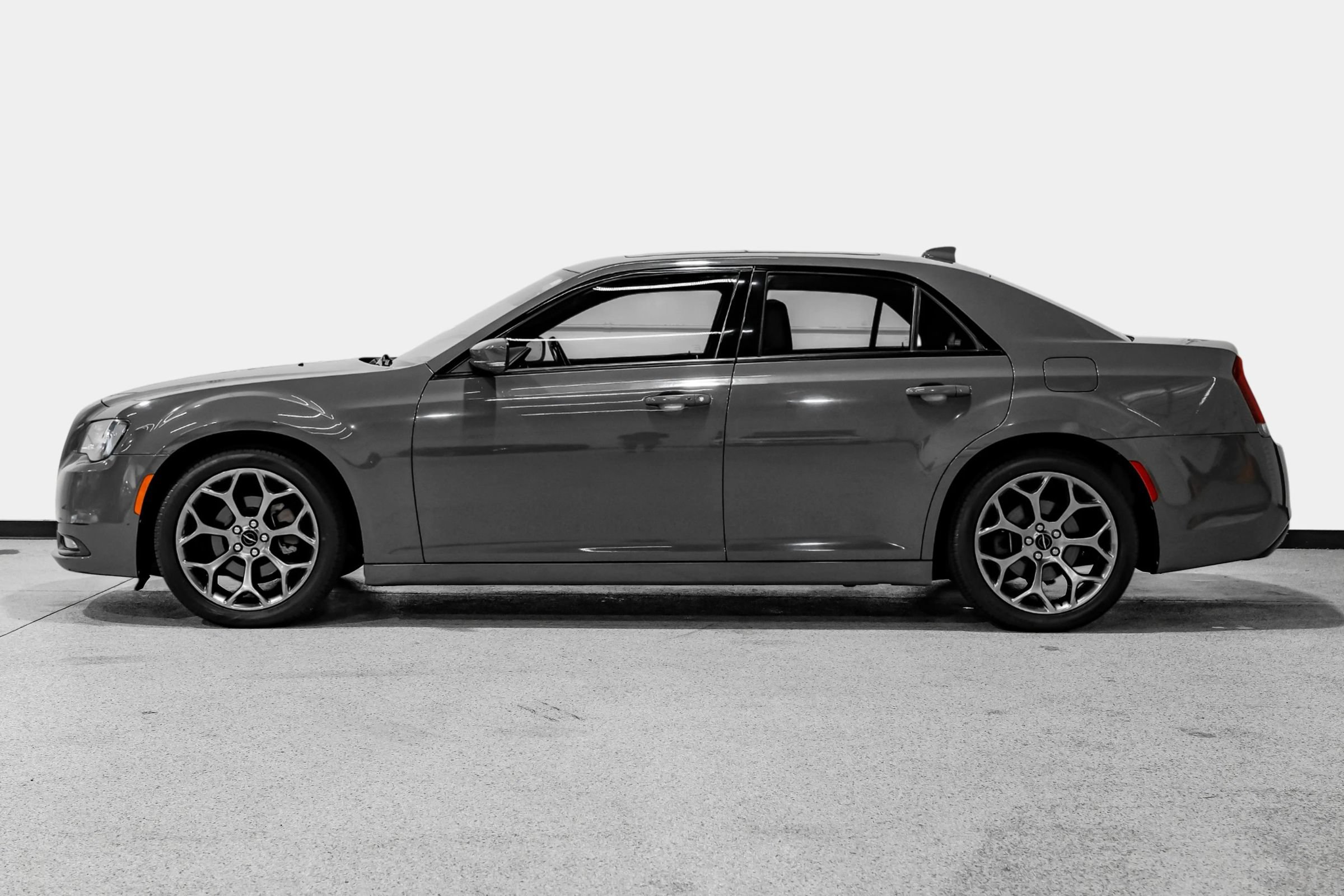 Used 2018 Chrysler 300 S w/ 300S Premium Group RWD image 9