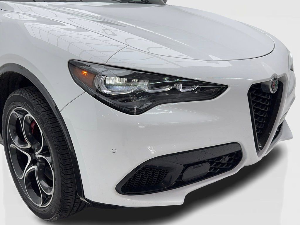 Used 2024 Alfa Romeo Stelvio Veloce image 3