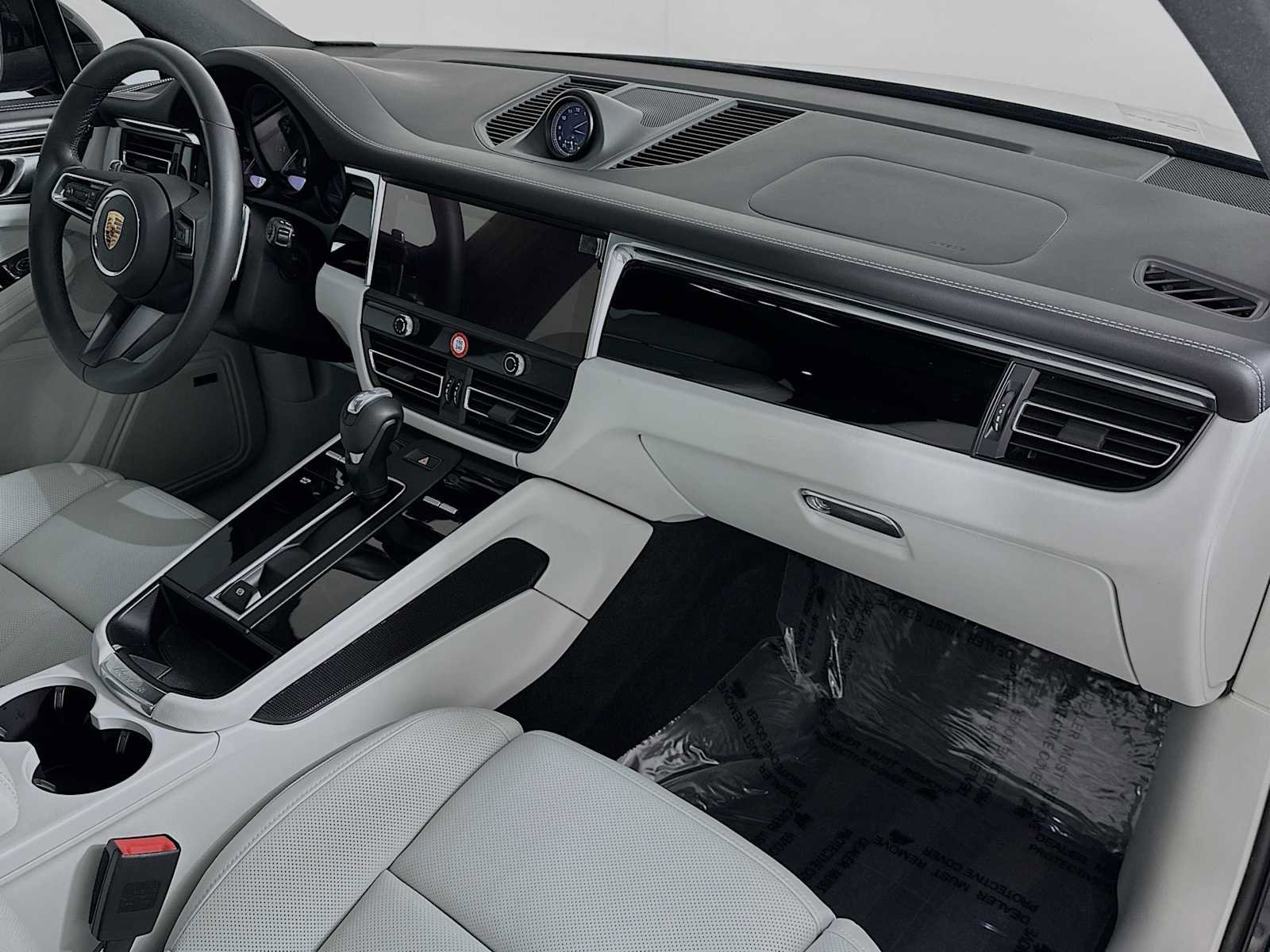 Certified 2025 Porsche Macan image 31