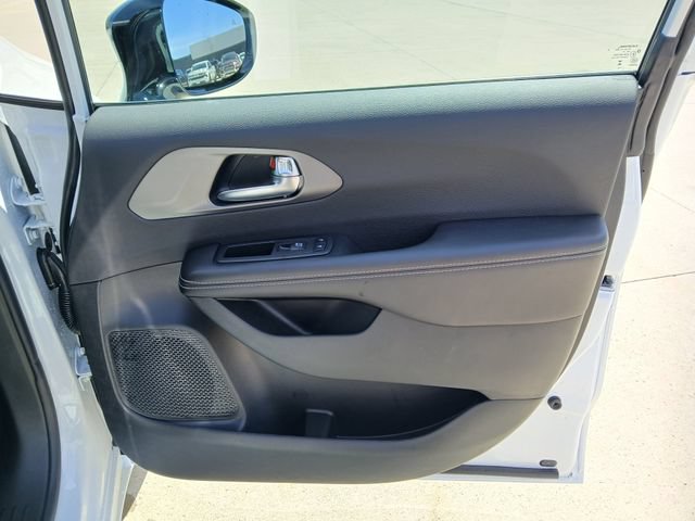 New 2027 Chrysler Pacifica Select FWD image 17