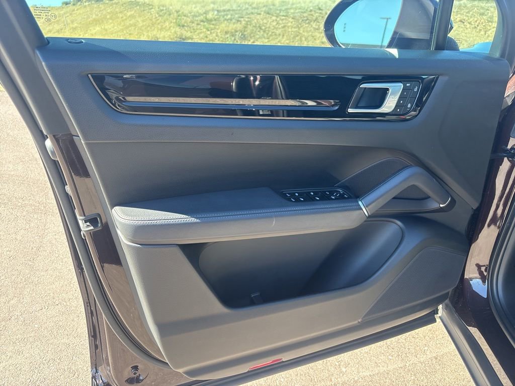Used 2023 Porsche Cayenne image 10