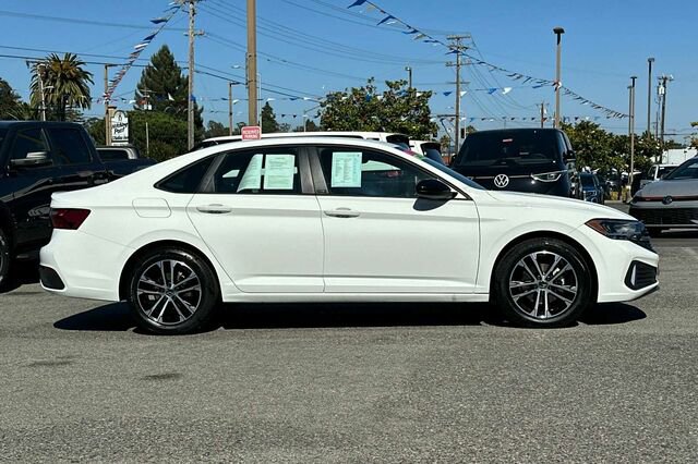 Used 2024 Volkswagen Jetta Sport image 3