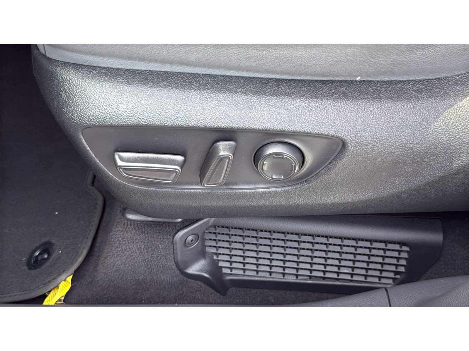 Certified 2024 Toyota Sienna XLE FWD image 33