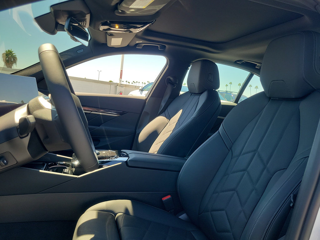New 2026 BMW i5 eDrive40 w/ Convenience Package RWD image 19