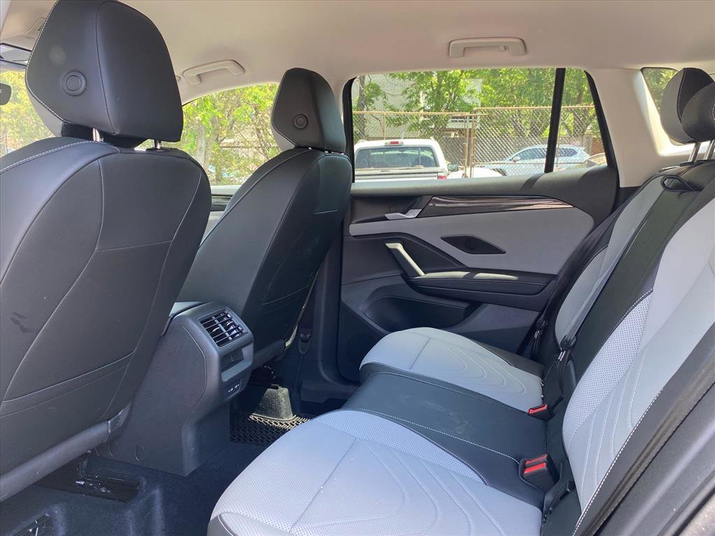 Used 2025 Volkswagen Tiguan SE AWD/4WD image 15