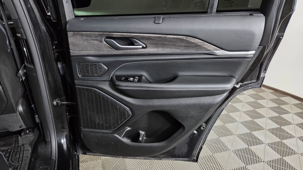 Used 2022 Jeep Grand Cherokee Overland w/ Luxury Tech Group IV image 34