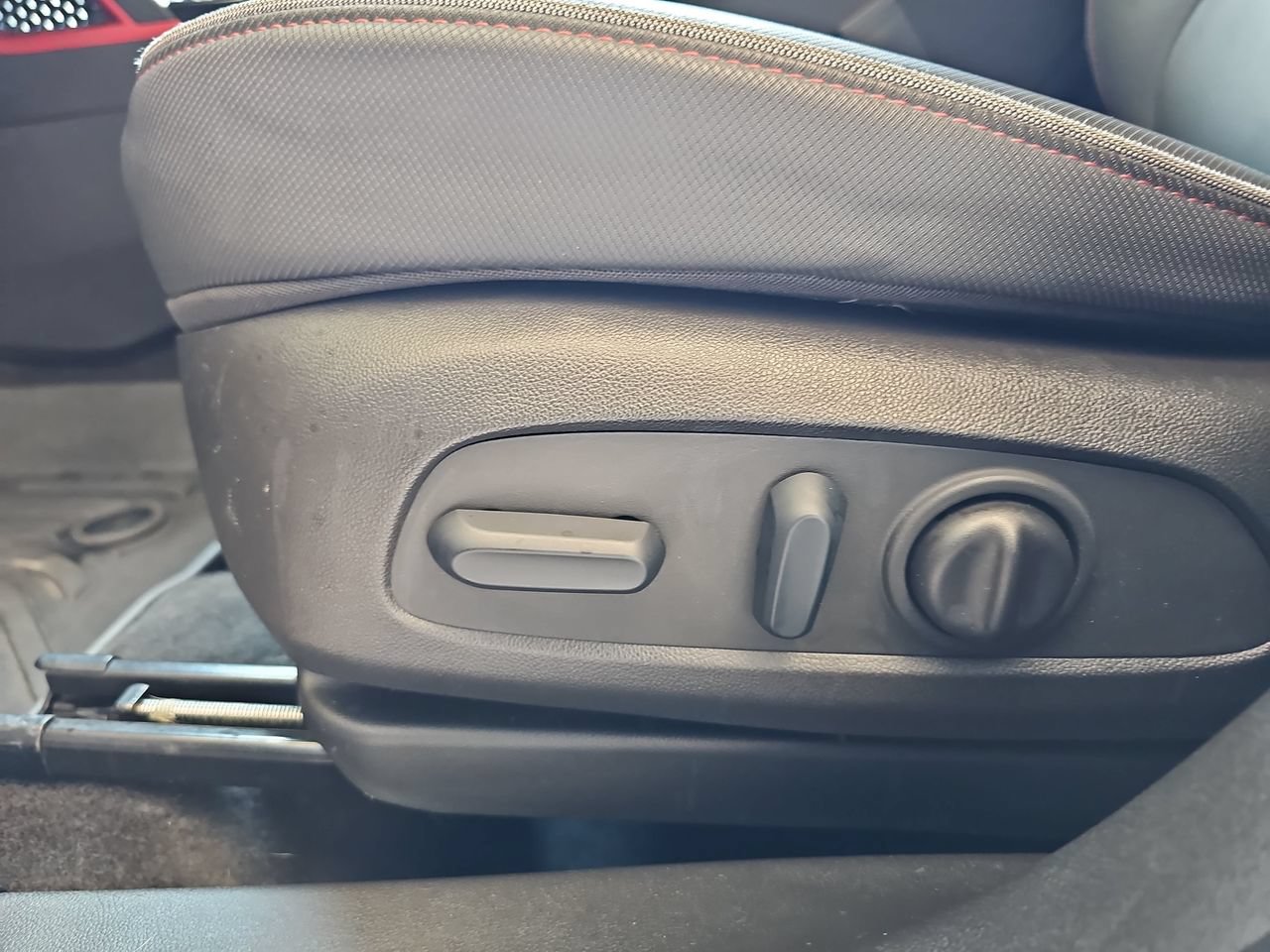 Used 2023 Chevrolet TrailBlazer RS w/ Sun and Liftgate Package AWD/4WD image 35