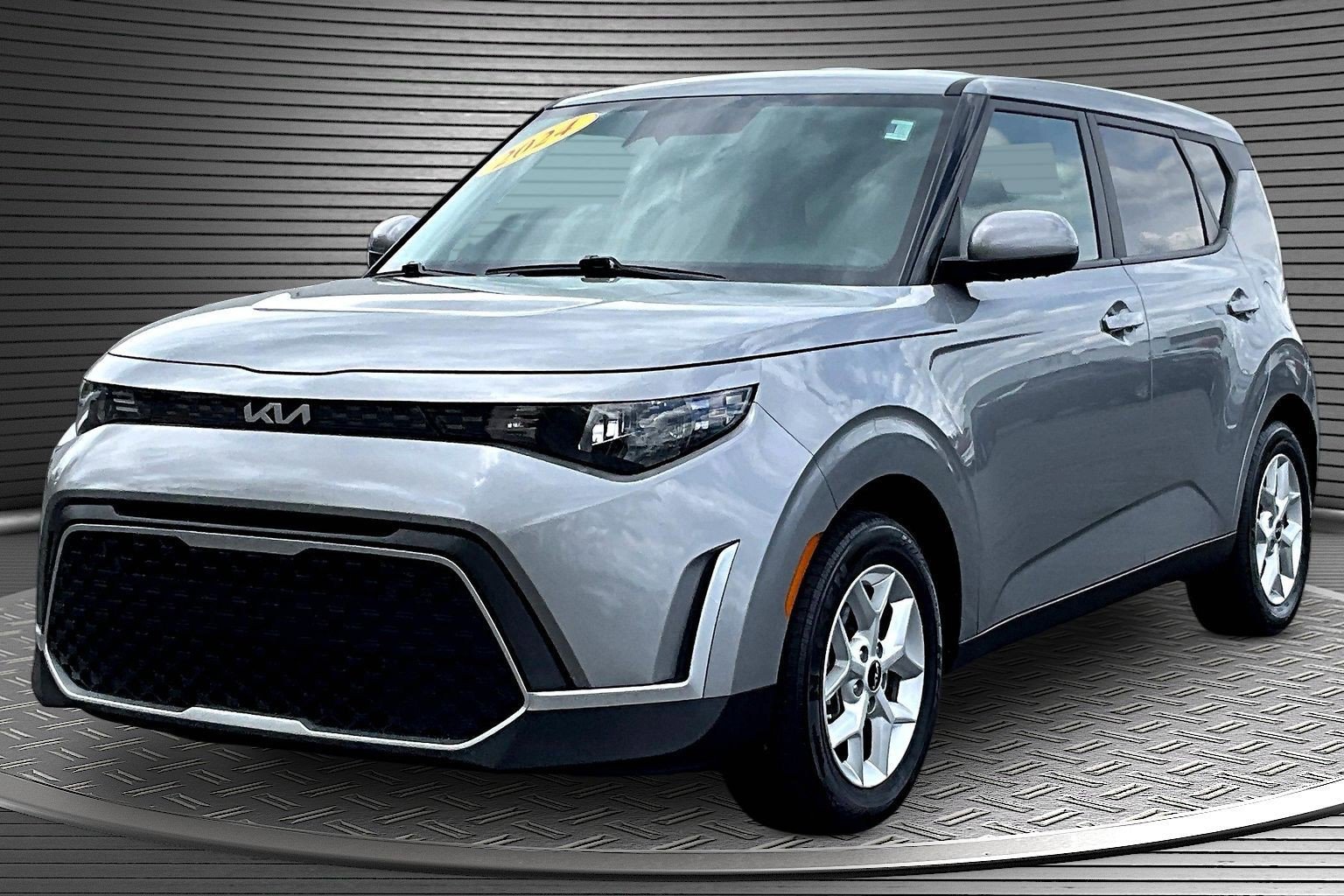 Used 2024 Kia Soul LX w/ Option Group 015 FWD image 3