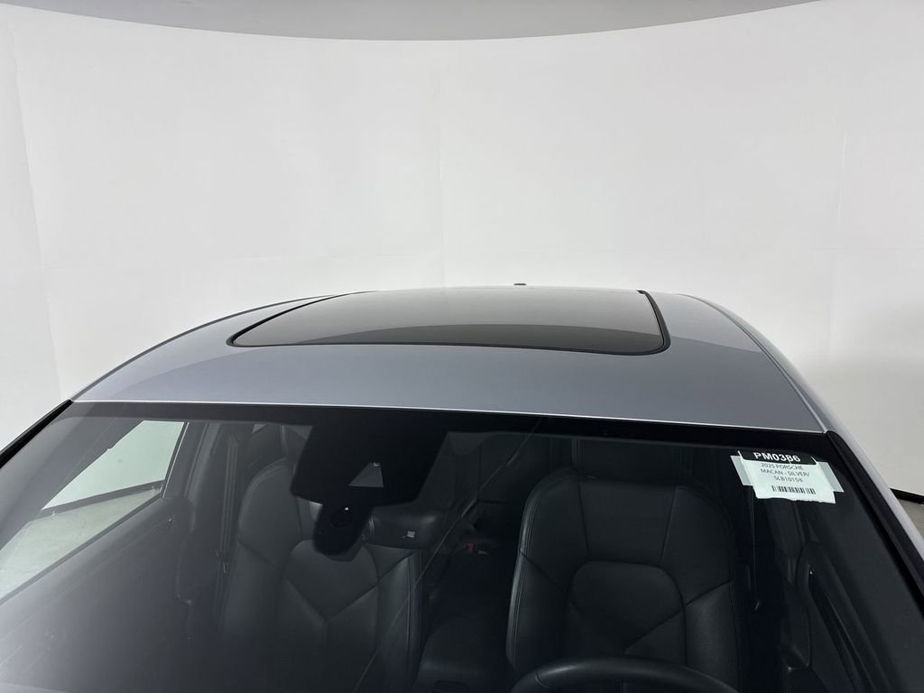 Certified 2025 Porsche Macan image 17