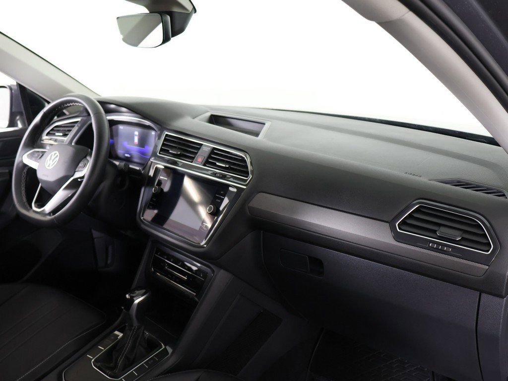 Used 2022 Volkswagen Tiguan SE w/ Panoramic Sunroof Package image 28