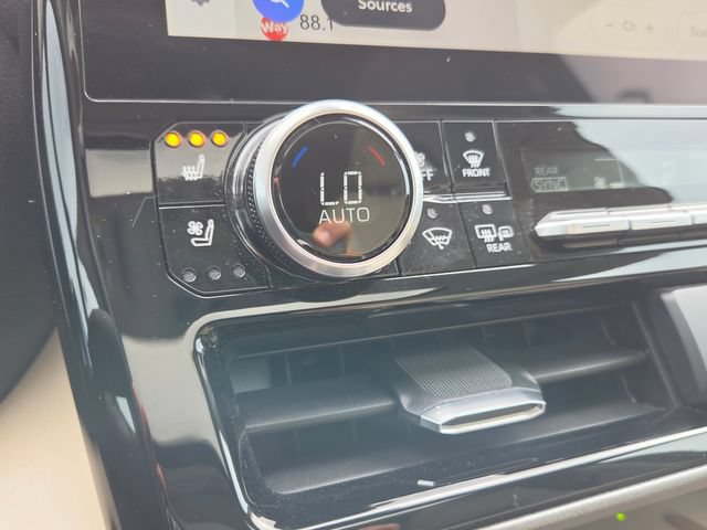Used 2025 Toyota Highlander Limited FWD image 36