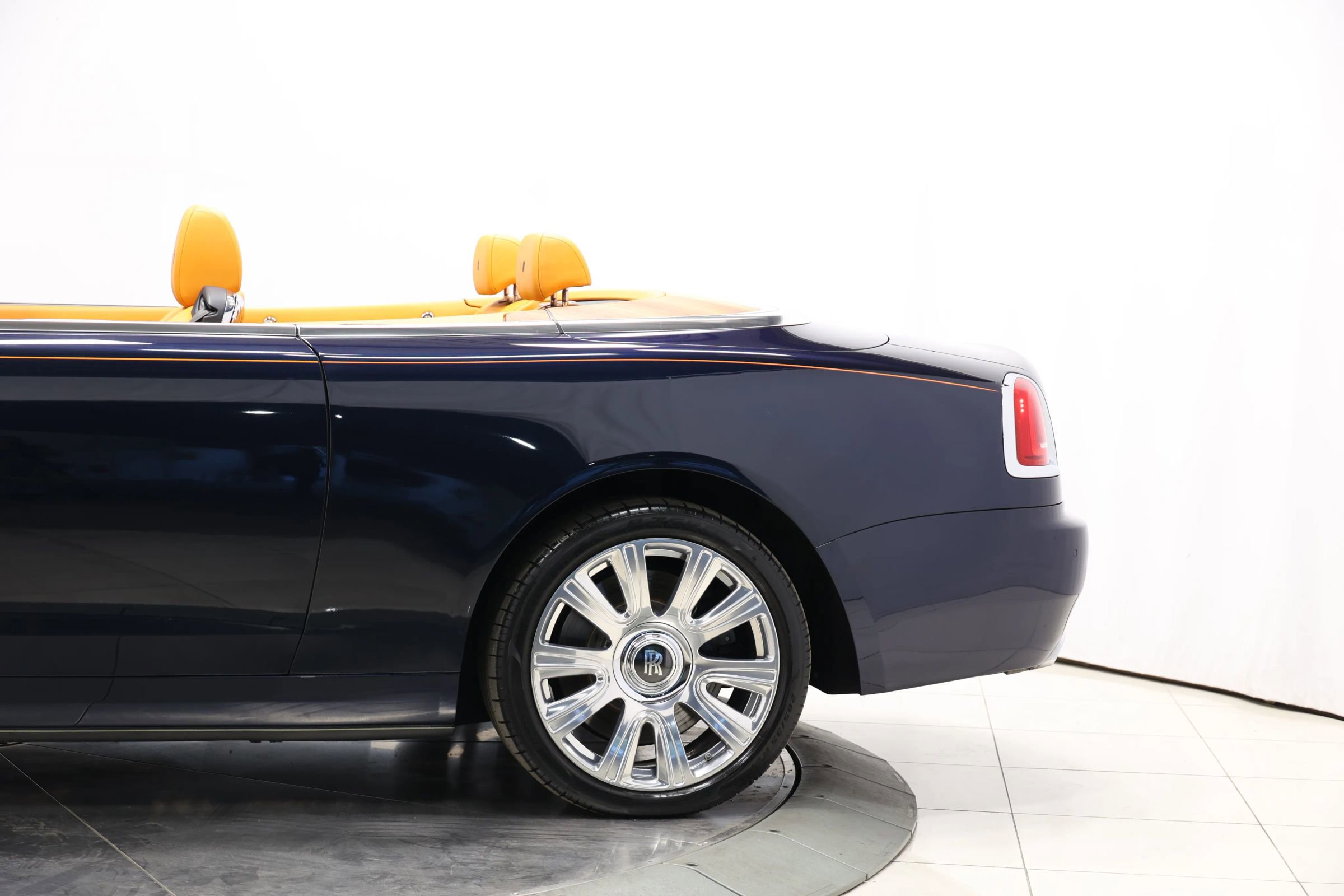 Used 2016 Rolls-Royce Dawn image 9
