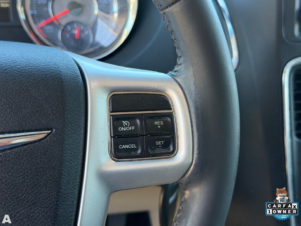 Used 2014 Chrysler Town & Country Touring FWD image 22