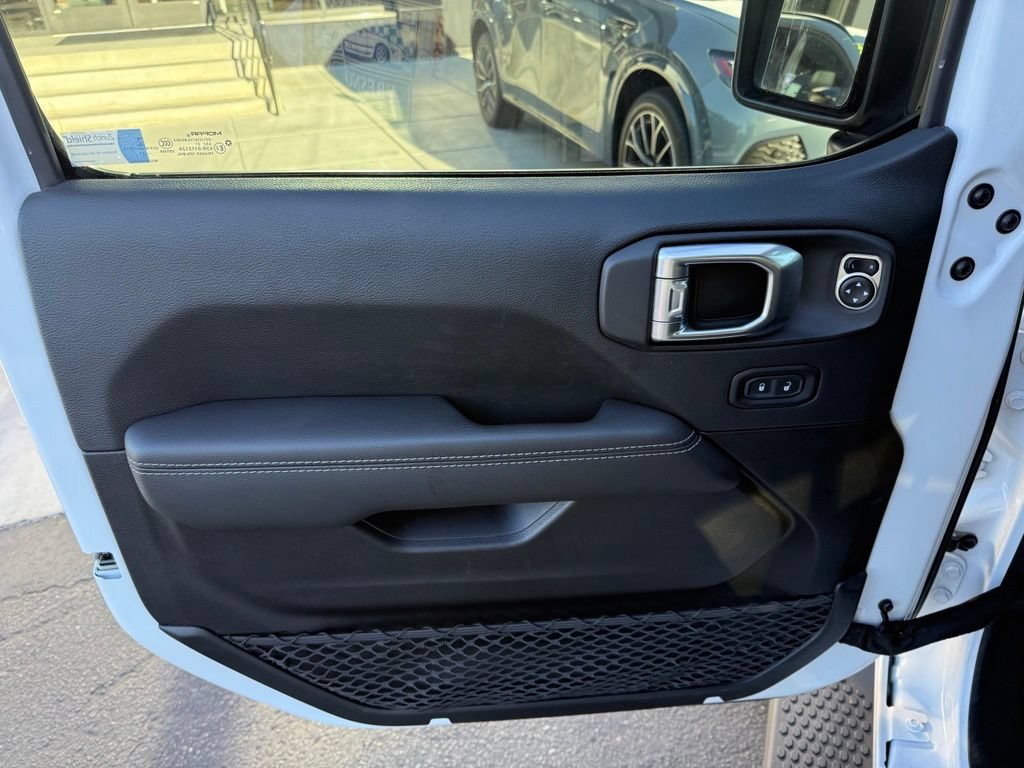 Used 2021 Jeep Wrangler Unlimited Sahara w/ Cold Weather Group AWD/4WD image 31