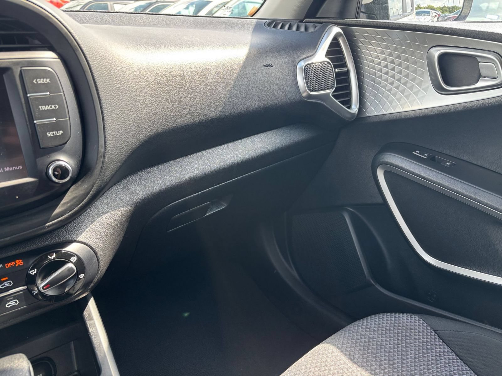 Used 2025 Kia Soul LX w/ LX Technology Package FWD image 33